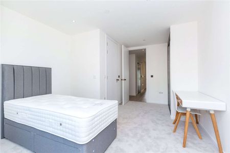 An extremely spacious duplex apartment offering excellent canal views just a short walk from Old Street and Angel. - Photo 3