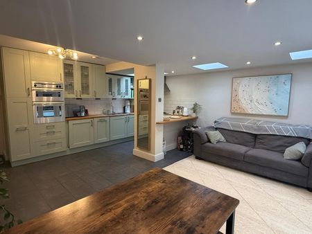 2 Bed Flat, Comyn Road, SW11 - Photo 2