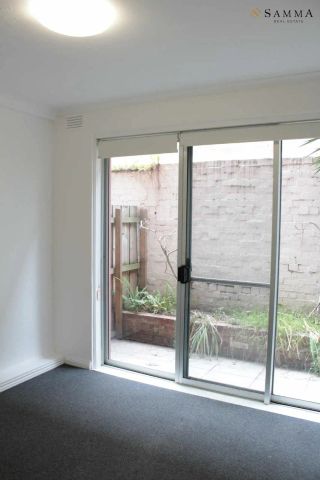 “Walk to the Waves: Stylish 1-Bedroom Unit in a Fabulous Beachside Block!” - Photo 3