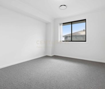 Spacious 6 Bedroom Family Home in Catherine Field - Photo 2