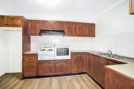 Spacious & Sunny Top Floor 2-Bedroom Unit with Stunning Views - Earlwood - Photo 2