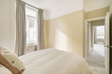 A bright and well presented one bedroom apartment to rent on a short term basis in the heart of Knightsbridge, SW1X. - Photo 3