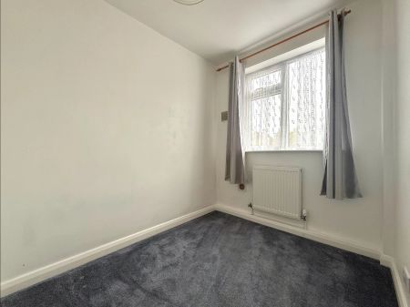 Russell Crescent, Leavesden, Watford, WD25 - Photo 2