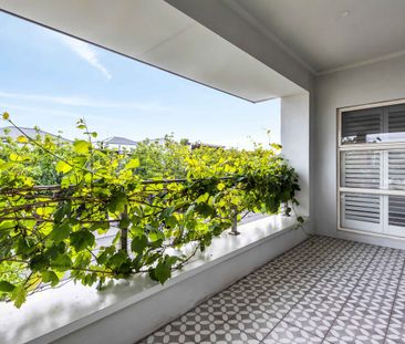 Stunning House in Premier Location! - Photo 2