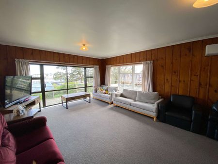 Charming 3-Bedroom Home with Stunning Views - Photo 2