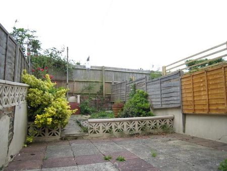 2 bedroom terraced house to rent - Photo 2