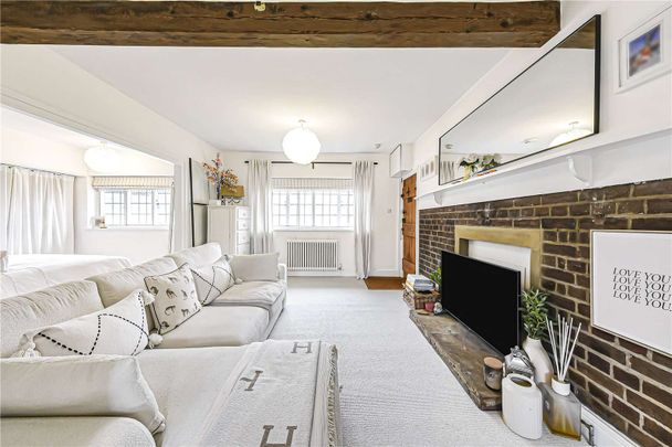 Utterly charming studio apartment set on the first floor of a much loved Arts & Crafts development. - Photo 1