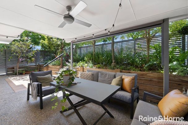 Spacious Ground-Floor Apartment with Private Courtyard & Entry - Photo 1