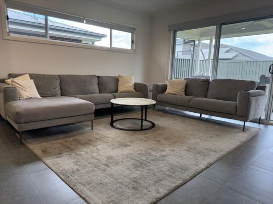 LARGE MODERN 4 BEDROOM HOME - Photo 1