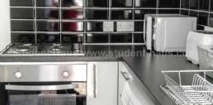 3 bedroom property to rent in Salford - Photo 2