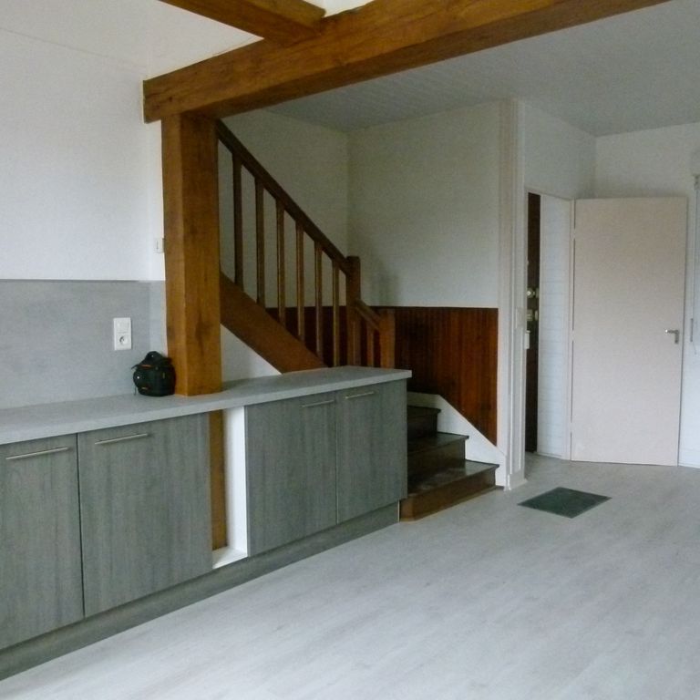 (LOC 2) Maison d'habitation entrée, salon, cuisine, 2 chambres, salle d'eau, WC, garage, jardin - Photo 1