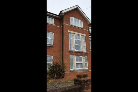 Studio Flat, Winchester Road, SO16 - Photo 3
