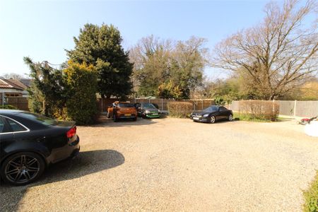 Manchester Drive, Leigh-on-Sea, Essex, SS9 3EU - Photo 2