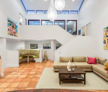 For Rent - Waterfront Beauty Offering a Holiday Lifestyle. - Photo 3