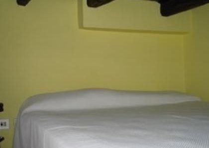 Trastevere-Terrace: 45sqm. Charming studio loft. Entrance, living room, separate kitchen, renovated bath, sleeping loft, large private terrace. Sunny, silent. Ref. 692