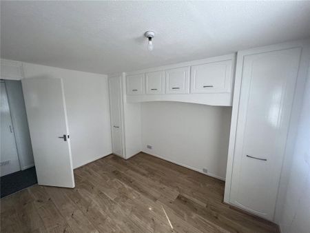 3 bedroom end of terrace house to rent - Photo 2