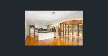 Grand 4 bedroom home on approx 1 acre with pool - Photo 2