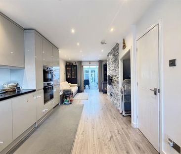 2 Bedroom House - Mid Terrace To Let - Photo 3