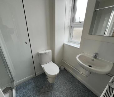 1 bedroom in a flat share to rent - Photo 3