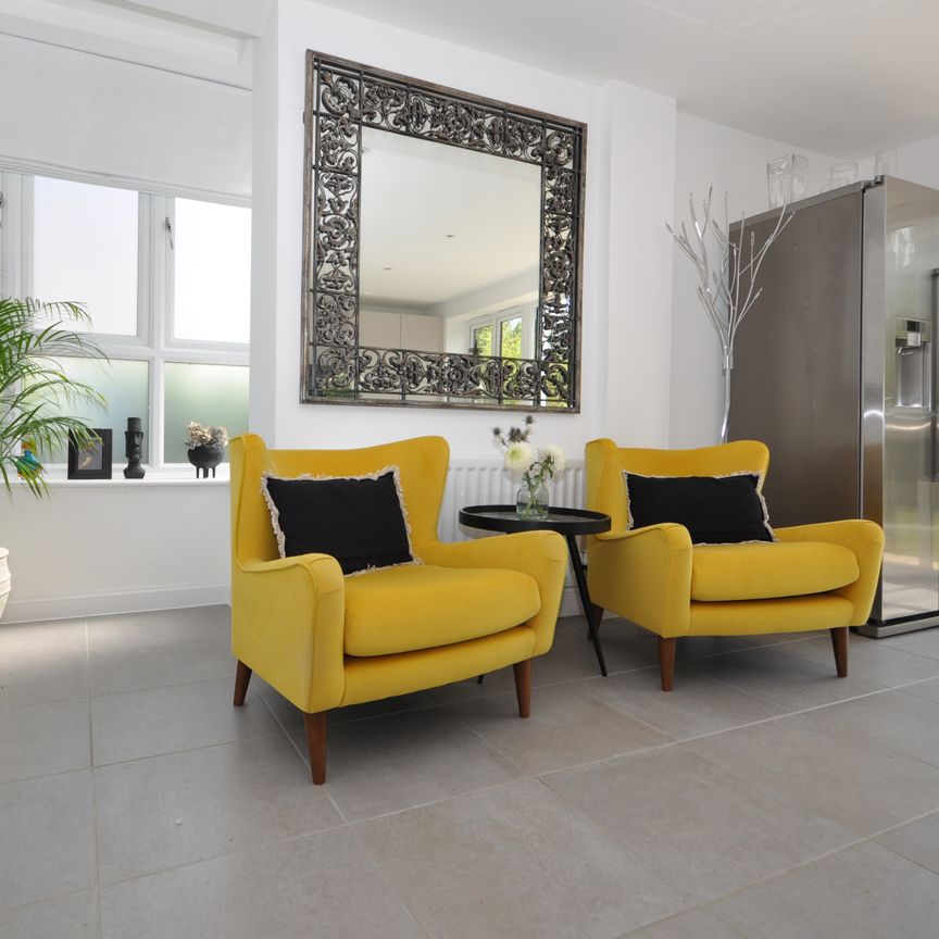 Clover Drive, Cheltenham, Gloucestershire - Photo 1