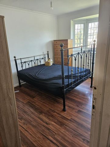 1 bedroom in a flat share to rent - Photo 2