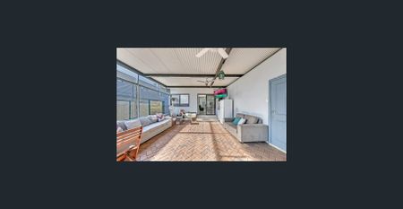 Elegant 5-Bedroom Family Residence in a Sought-After Location - Photo 5