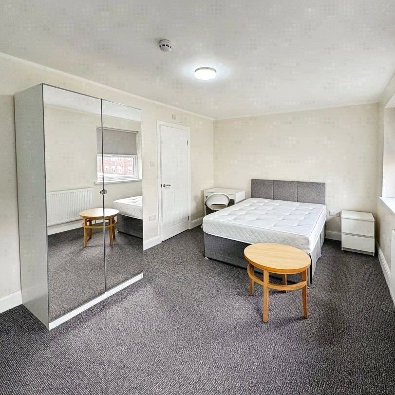 Fairview Avenue, Woking, Surrey, GU22 7NU - Photo 1