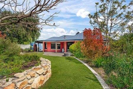 FAMILY HOME - FANTASTIC LOCATION! - Photo 3