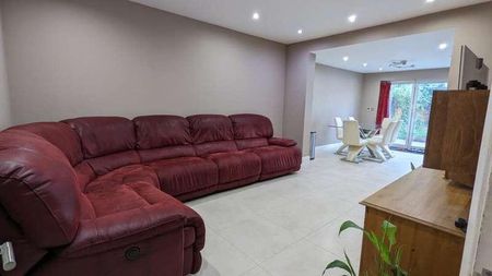 Van Dyck Avenue, New Malden, United Kingdom, KT3 - Photo 2