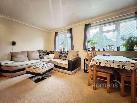 Clockhouse Road, Farnborough, Hampshire, GU14 - Photo 2