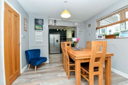 3 bedroom detached house to rent - Photo 3