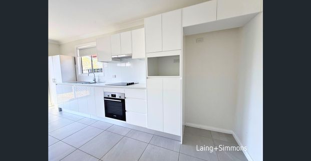 Street facing near-new granny flat, water included - Photo 1