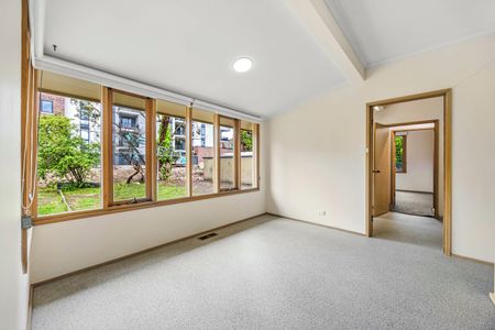 FIVE BEDROOM HOUSE IN GREAT CENTRAL LOCATION - Photo 3