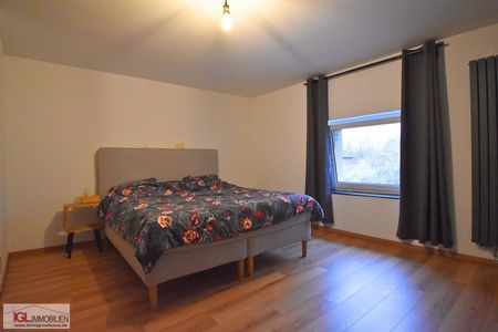 Ruime gezinswoning met 4 slaapkamers, tuin, terras en 2 staanplaatsen te huur - Photo 2