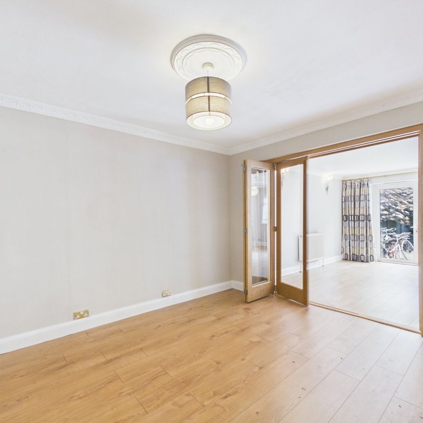 5 bedroom House in Mafeking Road, Staines-upon-Thames - Photo 1