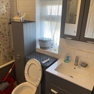 1 bedroom in a house share to rent - Photo 2