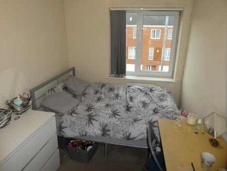 4 bedroom end of terrace house to rent - Photo 3