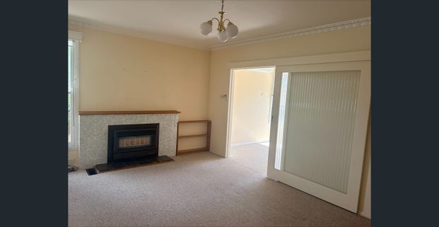 Neat family home with gardener included - Photo 1