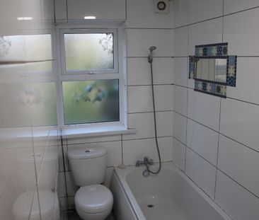 2 Bed Flat, Third Avenue, E12 - Photo 2