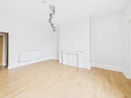 2 bedroom Flat To Let - Photo 2