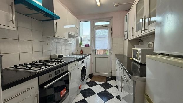 3 bedroom semi-detached house to rent - Photo 1