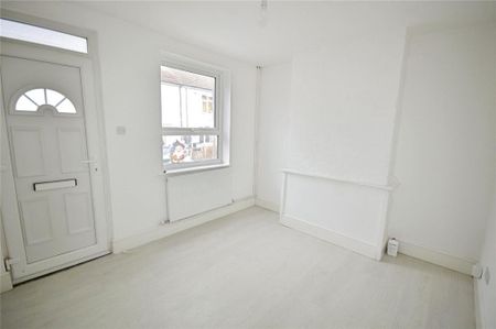 2 bedroom end of terrace house to rent - Photo 3