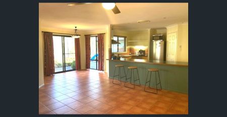 Spacious property with multiple living spaces - Photo 3