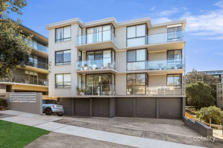 Sunlit Two-Bedroom Apartment Moments from Diamond Bay - Photo 4