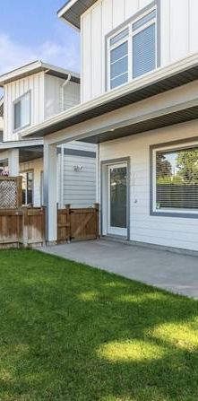 Central Kelowna, great location 3 bed, 2.5 Bath - Photo 1