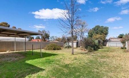 SPACIOUS FAMILY HOME WITH HUGE BACKYARD! - Photo 5