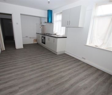 1 bedroom Flat to let - Photo 6