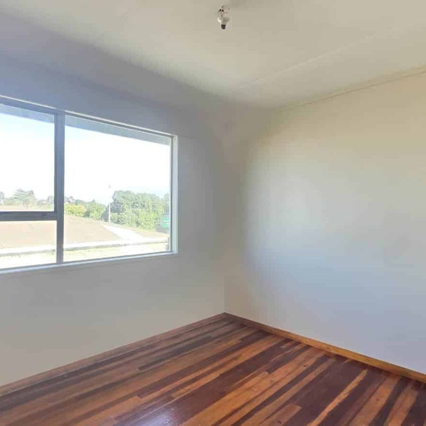 Spacious & Pet-Friendly 4-Bedroom Home - Photo 1