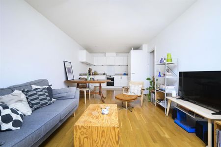 2 bedroom flat - Photo 2