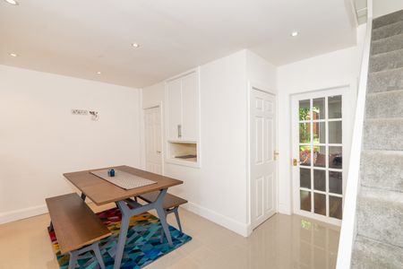 4 Bed Semi-Detached House, Swanwick Close, SW15 - Photo 3